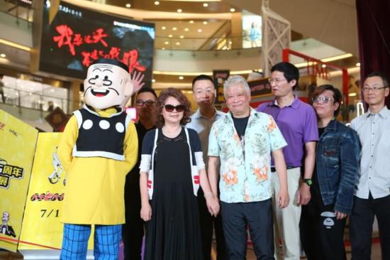 《老夫子》漫画作者王泽（左五）与老夫子及众嘉宾合影