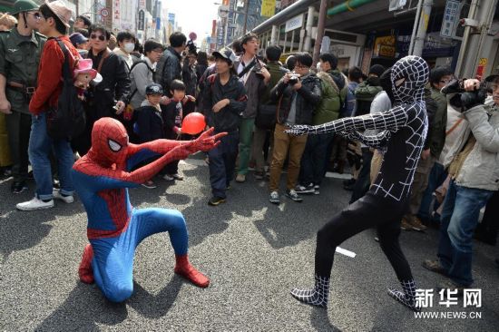 （国际）（4）日本大阪举行动漫游行狂欢节　