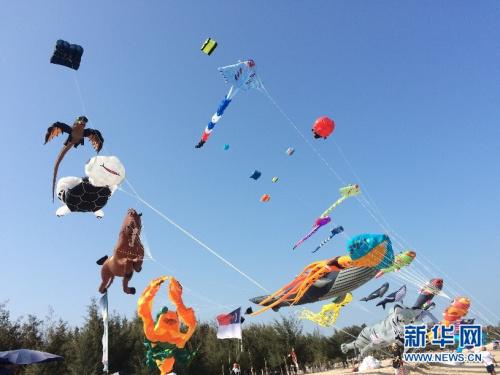 中国侨网3月10日泰国国际风筝节中，被搬上蓝天的“深海世界”。