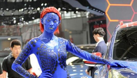 北京车展礼仪小姐身涂蓝色彩绘 现场COS魔形女