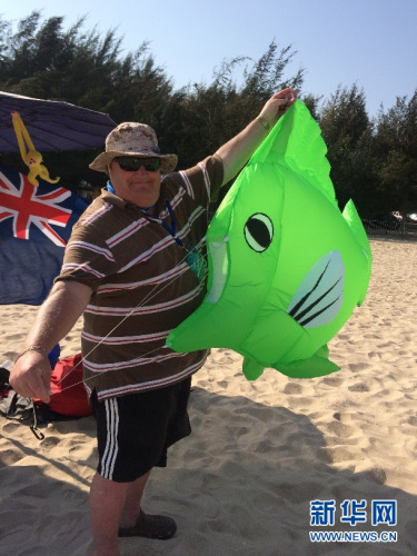 纽西兰风筝爱好者罗伯特及其设计的软体风筝。